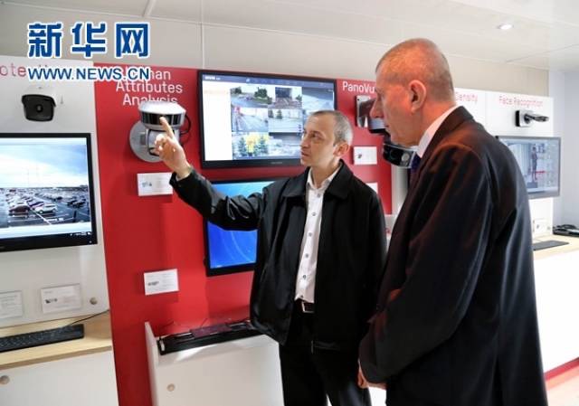 羅馬尼亞參觀者在觀看中國製造的監控系統。圖/取自新華網 